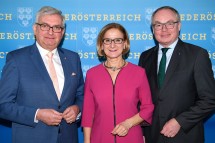 Landeshauptfrau Johanna Mikl-Leitner mit LH-Stellvertreter Stephan Pernkopf (r.) und Gemeindebund-Präsident Alfred Riedl (l.): Land und Gemeinden für eine saubere Energiezukunft.