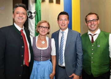 Bockfließ feierte 850 Jahre. Im Bild von links nach rechts: Bürgermeister Josef Summer, Landeshauptfrau Johanna Mikl-Leitner, Landtagsabgeordneter Kurt Hackl und Organisator Martin Wannemacher