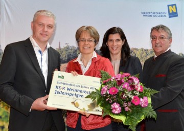 TOP-Weinfest des Jahres 2014 gekürt: Werner Zirnsack, Obmann des Weinbauvereins Jedenspeigen in Begleitung von Katja Fischer, Dr. Petra Bohuslav, Tourismuslandesrätin Niederösterreich und Ing. Reinhard Kridlo, Bürgermeister Jedenspeigen (v.l.n.r.)