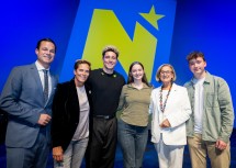 Feierstunde für Niederösterreichs Maturantinnen und Maturanten mit Auszeichnung im Festspielhaus St. Pölten. Im Bild Landeshauptfrau Johanna Mikl-Leitner mit Rudi Roubinek, Alexander Eder und Michaela Dorfmeister.