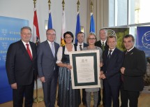 Landeshauptfrau Johanna Mikl-Leitner (4.v.r.), LH-Stellvertreter Stephan Pernkopf (2.v.l.), Bundesminister Andrä Rupprechter (links) und Geschäftsführer Christoph Leditznig (4.v.l.) freuen sich über die Auszeichnung des Wildnisgebiets Dürrenstein als UNESCO-Weltnaturerbe mit den Regionsvertretern.