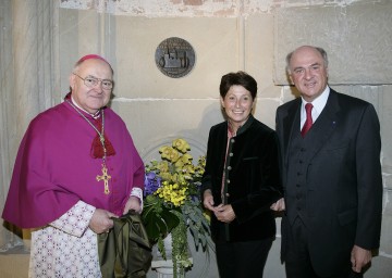 Stift Klosterneuburg erhielt den Europa Nostra Award, die höchste europäische Auszeichnung für den Denkmalschutz. Im Bild LH Dr. Erwin Pröll, Dr. Wiltraud Resch von Europa Nostra und Probst Bernhard Backovsky.