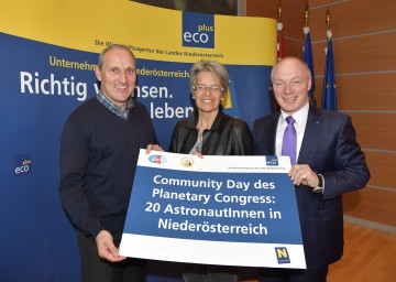 Im Bild von links nach rechts: DI Franz Viehböck, Gastgeber der Astronautenkonferenz ASE, Landesrätin Dr. Petra Bohuslav, ecoplus-Geschäftsführer Mag. Helmut Miernicki