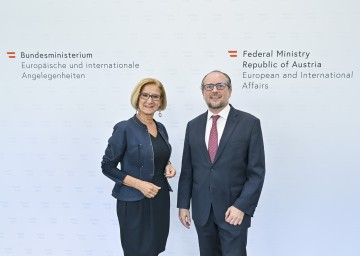 Landeshauptfrau Johanna Mikl-Leitner und Außenminister Alexander Schallenberg bei der Botschafterkonferenz am ISTA in Klosterneuburg.