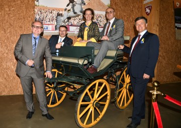 Eröffneten die neue Kutschenausstellung am Heldenberg: Bezirkshauptmann Andreas Strobl, der Landtagsabgeordnete Richard Hogl, Landesrätin Christiane Teschl-Hofmeister, Bürgermeister Peter Steinbach und Erwin Klissenbauer, Geschäftsführer der Spanischen Hofreitschule (v.l.n.r.).