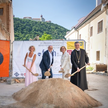 (v.l.) Vizebürgermeisterin Elisabeth Köck, Bürgermeister Wolfgang Übl, Landeshauptfrau Johanna Mikl-Leitner und der Abt des Stift Göttweig, Patrick Schröder, beim Spatenstich für das Dorfzentrum „Furth MIT Göttweig“.