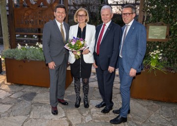 Bürgermeister Harald Leopold, Landeshauptfrau Johanna Mikl-Leitner, Altbürgermeister Hubert Meisl und Vizebürgermeister Leopold Groiß (v.l.n.r.)