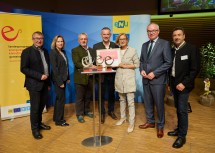 eNu-Geschäftsführer Herbert Greisberger, e5-Programmleiterin Monika Panek, Stadtrat Herbert Permoser, Bürgermeister Martin Leonhardsberger (beide Mank), Landeshauptfrau Johanna Mikl-Leitner, LH-Stellvertreter Stephan Pernkopf und Gemeinderat Herbert Zierlich (Mank) bei der e5-Verleihung an die Stadtgemeinde Mank (v.l.n.r.).