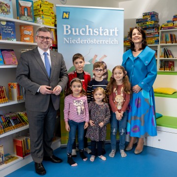 Landesrat Ludwig Schleritzko, Kinder Bücherei Kirchstetten und Ursula Liebmann, Geschäftsführerin Treffpunkt Bibliothek (v.l.n.r.)