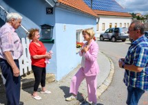 Landeshauptfrau Johanna Mikl-Leitner beim Gespräch mit Betroffenen