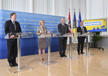 Bei der Pressekonferenz (von links): Prof. Christian Helmenstein, Landeshauptfrau Johanna Mikl-Leitner, Landesrat Martin Eichtinger und Obmann Manfred Damberger.