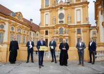 Pater Ludwig (Stift Melk; von links), NÖ-Tourismus Geschäftsführer Michael Duscher, Landesrat Jochen Danninger, NÖ-Card Geschäftsführer Klemens Wögerer, Abt Georg Wilfinger (Stift Melk), Melks Bürgermeister Patrick Strobl, Donau Tourismus Geschäftsführer Bernhard Schröder