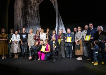Landeshauptfrau Johanna Mikl-Leitner (Mitte stehend), Moderatorin Daniela Zeller (1.v.li.) und Gastrednerin Danielle Spera (3.v.li.) mit den Preisträgerinnen und Preisträgern der NÖ Kulturpreise im Festspielhaus St. Pölten.