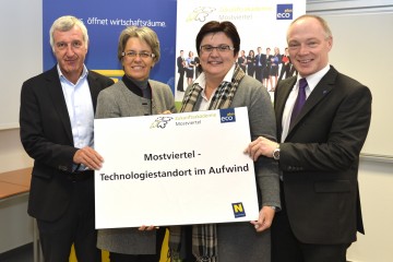 Präsentierten die Bilanz des Technologiestandortes Mostviertel: Ing. Christian Forster von der Forster Verkehrs- und Werbetechnik GmbH, Wirtschafts-Landesrätin Dr. Petra Bohuslav, Landtagsabgeordnete Michaela Hinterholzer, stellvertretende Vorsitzende des Aufsichtsrates ecoplus und Mag. Helmut Miernicki, Geschäftsführer der Wirtschaftsagentur ecoplus (v.l.n.r.)