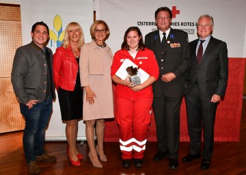 NÖ Freiwilligenpreis „Henri“ in der Kategorie „Einzelperson – Jugend“ (v.l.n.r.): Reinhard Polsterer (Landjugend NÖ), Theres Friewald-Hofbauer, Geschäftsführerin des Club Niederösterreich, Landeshauptfrau Johanna Mikl-Leitner, Preisträgerin Katharina Oppelmayer, Rotkreuz-Präsident General Josef Schmoll und Hubert Schultes (NÖ Versicherung).