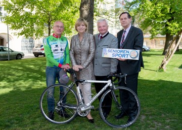 Im Bild von links nach rechts: Spitzensportler und Initiator von \"Seniorensport-Master of the Year\" Mag. Herbert Lackner, Landesrätin Mag. Barbara Schwarz, Landesobmann der NÖ-Senioren Herbert Nowohradsky, Dr. Johannes Bauer vom NÖ Pensionistenverband