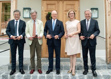 Eröffneten das "Hotel zum Glockenturm" in Marktl im Bezirk Lilienfeld: Hotelmanager Johann Moser, Architekt Otto Rau, Honorargeneralkonsul Cornelius Grupp, Landeshauptfrau Johanna Mikl-Leitner und Bürgermeister Wolfgang Labenbacher (v.l.n.r.)