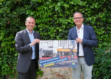 Tourismuslandesrat Jochen Danninger und Hannes Weitschacher, Geschäftsführer der Weinviertel Tourismus GmbH (v.l.n.r.) 