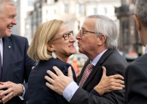 Herzliche Begrüßung beim Zusammentreffen in Brüssel: Landeshauptfrau Johanna Mikl-Leitner mit dem ehemaligen Präsidenten der Europäischen Kommission, Jean-Claude Juncker.