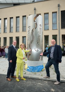 Bürgermeister Karl Elsigan, Landeshauptfrau Johanna Mikl-Leitner und Künstler Günter Prokopp enthüllen die Skulptur vor dem neuen Gemeindezentrum, die das Miteinander der erfolgreichen Gemeindezusammenlegung symbolisieren soll. (v.l.n.r.)