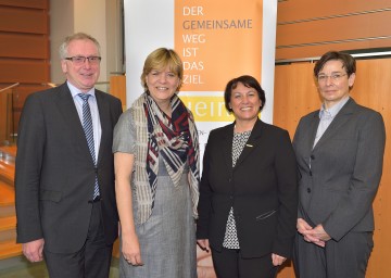 Pflege-Fachtagung: Hofrat Dr. Otto Huber, Leiter der Gruppe Gesundheit und Soziales beim Amt der NÖ Landesregierung, Sozial-Landesrätin Mag. Barbara Schwarz, Claudia Türk, Fachgruppenobfrau Pflege der ARGE NÖ Heime, und Referentin Hofrat Mag. Dr. Eleonore Kemetmüller vom NÖGUS Department für Pflegewissenschaft. (v.l.n.r.)