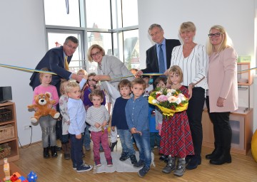 Kinder- und Bildungszentrum Leonhardiberg in Perchtoldsdorf offiziell eröffnet. Im Bild von links nach rechts: Bürgermeister Martin Schuster, Landeshauptfrau Johanna Mikl-Leitner, Gemeinderat Alexander Nowotny, Kindergarten-Leiterin Ursula Steppan, Jaqueline Kratzer, Leiterin der Castellino Kleinkinder-Tagesbetreuungseinrichtung, mit Kindern