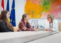 Landeshauptfrau Johanna Mikl-Leitner im Gespräch mit Miriam Jakl, Hebamme, Obfrau des Vereins Nabhinadi und Stellvertretende Obfrau des Vereins „Rechte für Sternchenmamas“, sowie Oberärztin Daniela Paulsen, Palliativ-Kinderärztin am Landesklinikum Mödling und Mitglied des Kinder- und Jugend-Palliativteams.