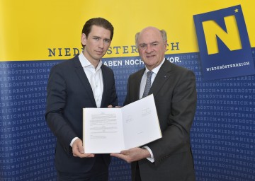 Landeshauptmann Dr. Erwin Pröll und Bundesminister Sebastian Kurz unterzeichneten 15a-Vertrag.