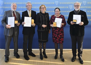 Überreichung von Ehrenzeichen an vier Künstlerpersönlichkeiten in St. Pölten: H. K. Gruber, Franz Welser-Möst, Landeshauptfrau Johanna Mikl-Leitner, Maria Happel und Hans Hoffer (v.l.n.r.)