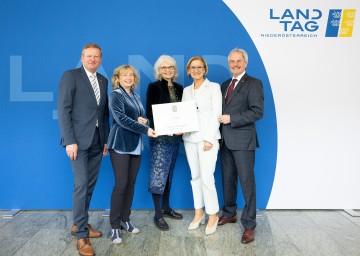 (v.l.) Zweiter Landtagspräsident Gottfried Waldhäusl, Dritte Präsidentin Eva Prischl, die Direktorin des NÖ Landesrechnungshofes Edith Goldeband, Landeshauptfrau Johanna Mikl-Leitner und Landtagspräsident Karl Wilfing.
<br />

<br />
