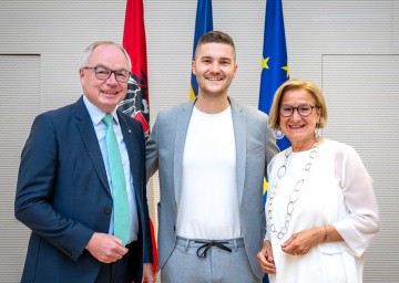 LH Mikl-Leitner und LH-Stv. Pernkopf gratulieren Lukas Renz zum Mandat „Young Energy Ambassador“ der EU Kommission LH Mikl-Leitner und LH-Stv. Pernkopf gratulieren Lukas Renz zum Mandat „Young Energy Ambassador“ der EU Kommission
