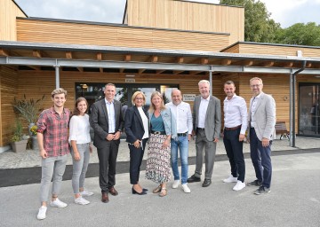 Tourismuslandesrat Jochen Danninger (3 v.l.), Landeshauptfrau Johanna Mikl-Leitner (4 v.l.). ecoplus Aufsichtsratsvorsitzender LAbg. Klaus Schneeberger (3.v.r.), Christian Stacherl, gf. Gemeinderat der Marktgemeine Krumbach (2.v.r) sowie ecoplus Prokurist Martin Fassl (rechts außen) mit der Eis-Greissler Familie Blochberger