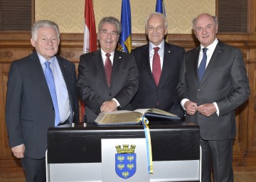 Beim Festakt zu „70 Jahre Länderkonferenz“ im Palais Niederösterreich: der oberösterreichische Landeshauptmann Dr. Josef Pühringer, Bundespräsident Dr. Heinz Fischer, der bayrische Ministerpräsident DDr. Edmund Stoiber und der niederösterreichische Landeshauptmann Dr. Erwin Pröll.