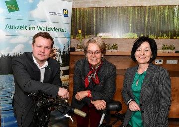 Der Tourismus im Waldviertel boomt und hat allen Grund zur Freude: Mit mehr als 1,27 Millionen Nächtigungen geht 2018 als absolut erfolgreichstes Jahr in die bisherige Tourismusgeschichte im Waldviertel ein. Im Bild von links nach rechts: Waldviertel-Tourismus-Geschäftsführer Andreas Schwarzinger, Landesrätin Petra Bohuslav und Margit Göll, Bürgermeisterin von Moorbad Harbach 