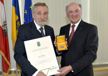 Landeshauptmann Dr. Erwin Pröll (rechts) überreichte Moderator und Showmaster Peter Rapp (links) das \"Große Goldene Ehrenzeichen für Verdienste um das Bundesland Niederösterreich\".