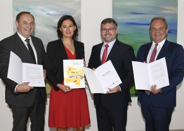 Im Bild von links nach rechts: Geschäftsbereichsleiter Werner Baltram von der ÖBB-Infrastruktur AG, Silvia Angelo, Vorstandsmitglied der ÖBB-Infrastruktur AG, Landesrat Ludwig Schleritzko und ASFINAG-Vorstand Josef Fiala