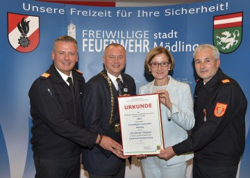 Freiwillige Feuerwehr Mödling feiert 150-jähriges Bestehen! Im Bild von links nach rechts:  Landesbranddirektor Dietmar Fahrafellner, Bürgermeister Hans Stefan Hintner, Landeshauptfrau Johanna Mikl-Leitner und Branddirektor Peter Lichtenöcker, Kommandant der Freiwilligen Feuerwehr Mödling