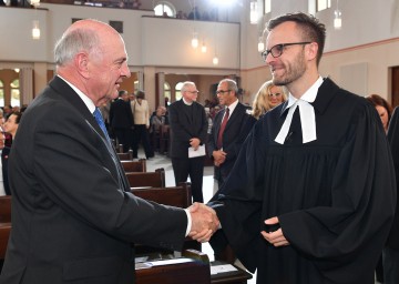 Landeshauptmann Dr. Erwin Pröll mit Mag. Lars Müller-Marienburg bei der Amtseinführung des neuen Superintendenten.