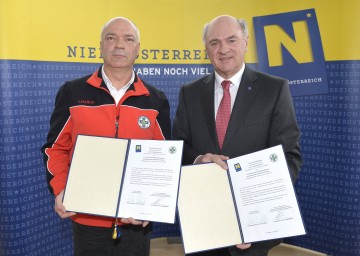 Landeshauptmann Dr. Erwin Pröll und Landesleiter Franz Lindenberg unterzeichneten den neuen Fördervertrag zwischen dem Land NÖ und der NÖ Bergrettung.
