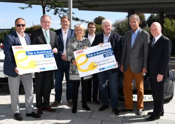 Im Bild von links nach rechts: Thomas Polke (Autohaus Polke), LH-Stv. Stephan Pernkopf, Martin Schmuckenschlager (Böhm Wilhelm GesmbH), Wirtschaftslandesrätin Petra Bohuslav, Hubert Schrenk, ecoplus Ansprechpartner "e-mobil in niederösterreich", Josef Hackl (Böhm Wilhelm GesmbH), Obmann Wolfgang Schirak (WKNÖ, Landesgremium des Fahrzeughandels), ecoplus Geschäftsführer Helmut Miernicki