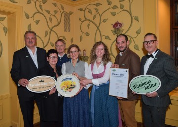 Den Titel "Top-Wirt des Jahres" erhielt die Familie Hueber vom Gasthof "Wirt in Bründl" in St. Georgen an der Leys. Im Bild mit NÖ-Werbung-Geschäftsführer Michael Duscher (3.v.l), Landeshauptfrau Johanna Mikl-Leitner (4.v.l.) und Harald Pollak, Obmann der NÖ Wirtshauskultur (rechts) 