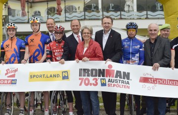 Kick-Off zum Ironman 70.3 St. Pölten: ORF NÖ-Marketingleiter Michael Battisti, NV-Vorstandsdirektor Mag. Bernhard Lackner, Sport-Landesrätin Dr. Petra Bohuslav, St. Pöltens Bürgermeister Mag. Matthias Stadler, Aggsbachs Bürgermeister Erich Ringseis und Oberst Wilhelm Hauenschild vom Militärkommando NÖ mit Athleten. (v.l.n.r.)