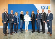 (v.l.) Christian Pogats, stv. Landesrechnungshofdirektor, Landtagspräsident Karl Wilfing, Dritte Präsidentin Eva Prischl, Landesrechnungshofdirektorin Edith Goldeband, Landeshauptfrau Johanna Mikl-Leitner, Karin Praprotnik und Peter Filzmaier vom Institut für Strategieanalysen, Festredner Andreas Janko, Vizerektor der Johannes Kepler Universität Linz, und Zweiter Landtagspräsident Gottfried Waldhäusl.