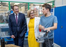 Landeshauptfrau Johanna Mikl-Leitner mit Bürgermeister Matthias Stadler zu Besuch in der GW St. Pölten Integrative Betriebe Gmbh.