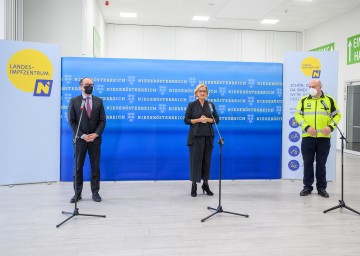 Bei der Pressekonferenz (von links): Bundeskanzler Alexander Schallenberg, Landeshauptfrau Johanna Mikl-Leitner und NÖ-Impfkoordinator Christof Constantin Chwojka