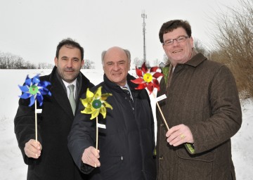 DI Dr. Boris Nemsic (CEO mobilkom austria), LH Dr. Erwin Pröll und Bürgermeister Ing. Christian Resch (v.l.n.r.) bei der Eröffnung der ersten windbetriebene Mobilfunkstation in Eibesthal bei Mistelbach.