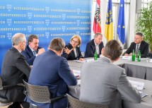 Landeshauptfrau Johanna Mikl-Leitner im Gespräch mit Expertinnen und Experten beim „Bau- und Wohnen“-Gipfel.