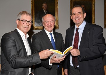 Die beiden Autoren Martin Gebhart (l.) und Thomas Jorda (r.) mit Landeshauptmann a. D. Erwin Pröll.