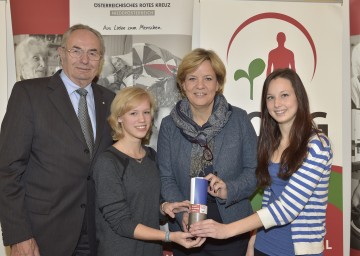 Große Unterstützung für die Team Tafel Österreich: ÖkR Willi Sauer, Präsident des Roten Kreuzes Niederösterreich, und Sozial-Landesrätin Mag. Barbara Schwarz mit den Schülerinnen Marlene Dienstl und Victoria Moser im BORG Neulengbach. (v.l.n.r.)