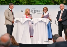 Weinbaupräsident Johannes Schmuckenschlager, Moderatorin Birgit Perl, Landeshauptfrau Johanna Mikl-Leitner und Bürgermeister Reinhard Resch beim Festakt (v.l.n.r.).